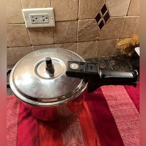 INNOVA Vintage Stainless Steel Pressure Cooker 6qt